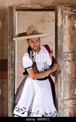 Ein mexikanisches Mädchen trägt ein traditioneller Reiten Outfit an einem alten Hacienda SAN FELIPE, MEXIKO Stockfoto