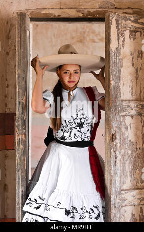 Ein mexikanisches Mädchen trägt ein traditioneller Reiten Outfit an einem alten Hacienda SAN FELIPE, MEXIKO Stockfoto