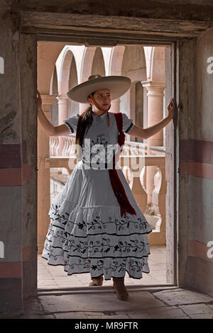 Ein mexikanisches Mädchen trägt ein traditioneller Reiten Outfit an einem alten Hacienda SAN FELIPE, MEXIKO Stockfoto