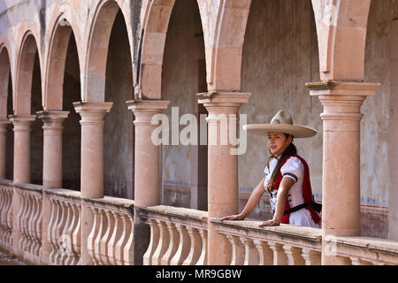 Ein mexikanisches Mädchen trägt ein traditioneller Reiten Outfit an einem alten Hacienda SAN FELIPE, MEXIKO Stockfoto