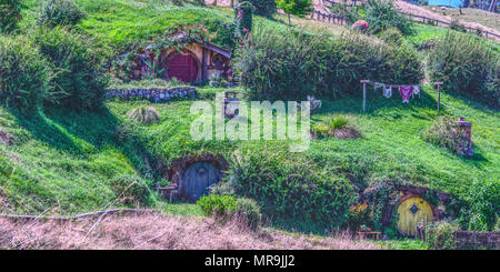 Hügel mit hobbit Löcher in Hobbiton, Nz Stockfoto