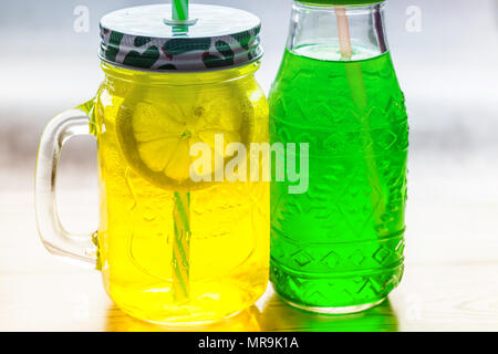 Eiskalte Limonade in Gläsern mit Stroh Nahaufnahme Stockfoto