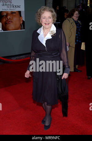 Betty White bei der Premiere von 'Bringing Down the House" am El Captain Theater in Los Angeles. März 2, 2003. WhiteBetty 69 Red Carpet Event, Vertikal, USA, Filmindustrie, Prominente, Fotografie, Bestof, Kunst, Kultur und Unterhaltung, Topix Prominente Fashion/Vertikal, Besten, Event in Hollywood Leben - Kalifornien, Roter Teppich und backstage, USA, Film, Stars, Film Stars, TV Stars, Musik, Promis, Fotografie, Bestof, Kunst, Kultur und Unterhaltung, Topix, vertikal, eine Person aus dem Jahr 2003, Anfrage tsuni@Gamma-USA.com Mode - Voll Stockfoto