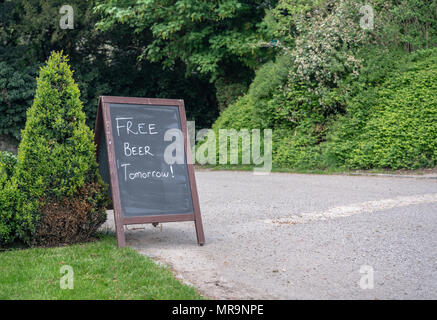 Wegweiser Witz sagen kostenlos Bier morgen Stockfoto