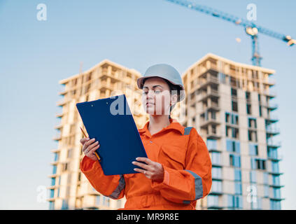 Wunderschöne Business woman Engineer tragen orange Overall Stockfoto
