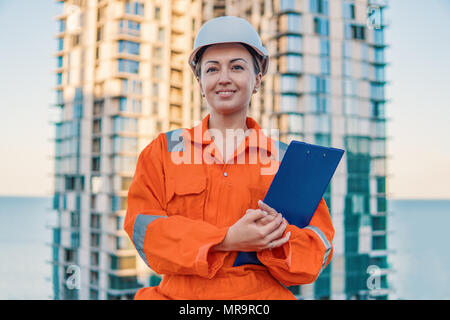 Wunderschöne Business woman Engineer tragen orange Overall Stockfoto