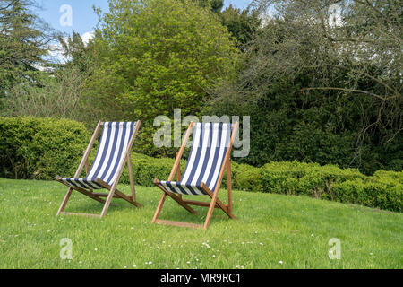 Zwei typische englische Liegestühle auf dem Rasen im Garten Stockfoto