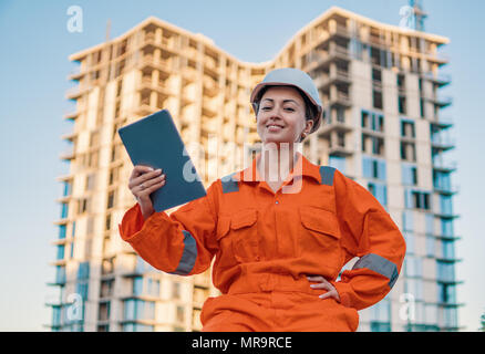 Wunderschöne Business woman Engineer tragen orange Overall Stockfoto