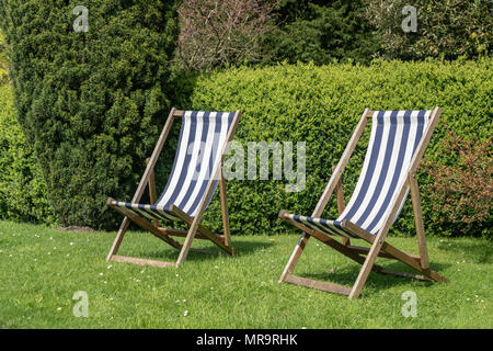 Zwei typische englische Liegestühle auf dem Rasen im Garten Stockfoto