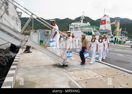 170529-N-SF984-022 CAM RAHN, Vietnam (29. Mai 2017) Führung der Pazifischen Partnerschaft 2017 wieder auf Auslandseinsätze schnelles Transportschiff USNS Fall River (T-EPF 4) nach der Abschiedszeremonie für Pacific Partnership 2017 Na Trang. Pacific Partnership ist die größte jährliche multilaterale humanitäre Hilfe und Katastrophenschutz Bereitschaft Hilfsmission in Indo-Asien-Pazifik und zielt darauf ab, regionale Koordination in z. B. medizinische Eignung und Bereitschaft für natürliche und vom Menschen verursachte Katastrophen zu verbessern durchgeführt. (Foto: U.S. Navy Mass Communication Specialist 2. Klasse Chelsea Troy Milburn/Release Stockfoto