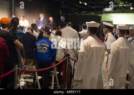 Die Flottenwoche New York ist eine jährliche Feier der Seeverkehrsdienste in New York City, an der die United States Navy, das Marine Corps und die Küstenwache teilnehmen. Die Teilnehmer nehmen an der Gedenkfeier zum Intrepid Memorial Day im Intrepid Sea, Air and Space Museum in Manhattan im Jahr 2017 teil. Das Archivbild dokumentiert die Zusammenkunft von Dienstmitgliedern, Veteranen und Zivilisten während der Veranstaltung. Stockfoto