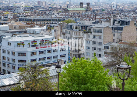 Blick von oben auf Montmartre auf die Dächer von Paris, Stockfoto