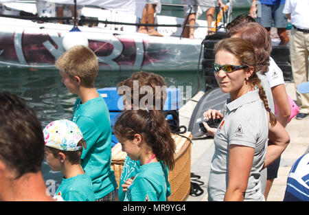 Palma de Mallorca/Spanien - August 1, 2011: Infanta Elena von Spanien kommt mit ihren Söhnen nach Palma de Mallorca Yachting Club Stockfoto