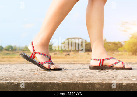 Reisende junge Frauen auf sneakers Schuh zu Fuß auf die Brücke an einem sonnigen Tag Stockfoto