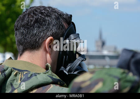 Mitglied der British Armed Forces, eine örtliche Einheit zugewiesen dons seine General Service Atemschutzmaske an Chièvres Air Base, Belgien, 9. Mai 2017. (US Army Foto von visuellen Informationen Spezialist Pierre-Etienne Courtejoie) Stockfoto