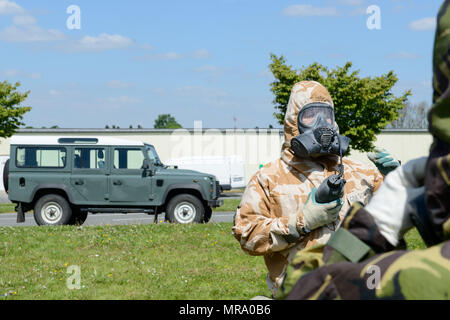 Ein Mitglied der britischen gemeinsamen europäischen Ausbildungsteam veranschaulicht die grundlegenden trinken Bohrer führen Sie während des Tragens General Respirator Service auf Chièvres Air Base, Belgien, 9. Mai 2017. (US Army Foto von visuellen Informationen Spezialist Pierre-Etienne Courtejoie) Stockfoto