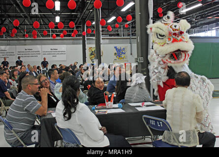 Tänzerinnen einer traditionellen Löwentanz geben Sie das Publikum während Asian American Pacific Islander Heritage Month Jahresveranstaltung Naval Air Systems Command, gemeinsam veranstaltet von Naval Air Warfare Center Waffen Division und Flotte Readiness Center Südwest det Point Mugu am 17. Mai in Punkt Mugu, California. Die Darsteller waren vom Camarillo Kung Fu und Löwentanz, Northern Shaolin Mi Zong Lo Han Kung Fu Association in Camarillo, Kalifornien. (Foto: U.S. Navy Kimberly Brown) Stockfoto