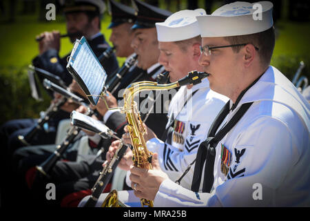 170528-N-UY653-129 NETTUNO, Italien (28. Mai 2017) Mitglieder des US-Naval Forces Europe Band und die italienische Armee Band führen in ein Memorial Day Zeremonie am Sizilien-Rom amerikanischen Friedhof. Während der Zeremonie, Veteranen, Service-Mitglieder Studenten und Familien gesammelt zu Ehren und würdigen für diejenigen, die ihr Leben während der Befreiung Italiens 1943 gab. US Naval Forces Europe-Africa, mit Sitz in Neapel, Italien, überwacht gemeinsame und Marine, oft im Konzert mit Alliierten, gemeinsame und ressortübergreifende Partnern ermöglichen dauerhafte Beziehungen und Wachsamkeit und Resilie erhöhen Stockfoto