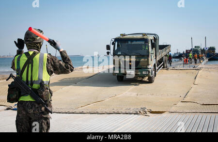 POHANG, Republik Korea (13. April 2017) - ROK Matrosen und Soldaten arbeiten Fahrzeuge aus einer Aufschaltung auf eine Leichterung Navy Pier zu Entladen während des Betriebs Pazifik erreichen Übung 2017 (OPRex 17). 17 OPRex ist eine bilaterale Schulungsveranstaltung entwickelt, Bereitschaft zu gewährleisten und die ROK-U.S. sustain Allianz durch die Ausübung einer Bereich Distribution Center (ADC), ein Air Terminal Stromanschluss (Atsp), Kombinierte Joint Logistics Über das Ufer (CJLOTS) und der Nutzung der Schiene, Binnenwasserstraßen, und heben Sie die Küste, die für die operative erreichen Konzept zu validieren. Stockfoto