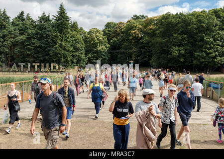 Menschenmassen in die main Arena auf einer sonnigen ersten Vormittag bei Latitude Festival. Henham Park, Suffolk, Großbritannien. Stockfoto