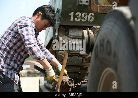 Ein koreanische nationale Auftragnehmer mit 2ID Sustainment Brigade sichert eine gepanzerte Mannschaftswagen, Tieflader, 13. April 2017, in Vorbereitung auf eine Lieferung-Konvoi in der Nähe von Pohang, Südkorea. 2ID SBDE führt eine kombiniert Verteilung Übung zur Unterstützung der Operation Pacific Reichweite 17 Übung zur Stärkung unserer Allianz und Interoperabilität mit Südkorea Verbündeten. Stockfoto