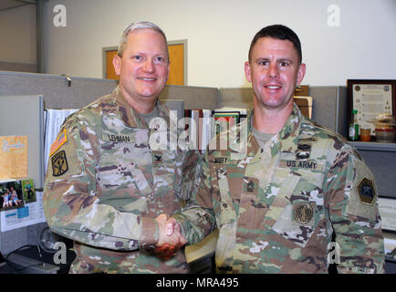 Master Sergeant Brandon S. Morey, Recht, stellvertretender Generalinspekteur der kalifornischen Nationalgarde Inspector General Office, wird von Oberst Robert J. Lehman, staatliche Inspector General, 12 Mai beendete Runner-up in der renommierten Abteilung der Armee Inspector General Unteroffizier of the Year Wettbewerb vor kurzem gratulierte. Morey, Dixon, Kalifornien, hat höchste Auszeichnung im Aprils National Guard Bureau Generalinspekteur Soldat des Jahres, den Schuss auf der US-Armee-Wettbewerb zu verdienen. (Foto: Staff Sgt Eddie Siguenza US Army National Guard) Stockfoto