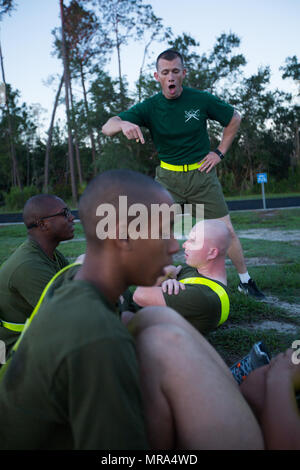 Staff Sgt Michael Means Jr., ein Drill Instructor mit rekrutieren Processing Company, Support Battalion, motiviert Rekruten von Echo Company, 2. rekrutieren Training Bataillon, während eine Anfangsfestigkeit Test 26. Mai 2017, auf Parris Island, SC, 29, ist von Clovis, Kalifornien Echo Company ist Diplom 18. August 2017 geplant. (Foto: Lance Cpl. Carlin Warren) Stockfoto