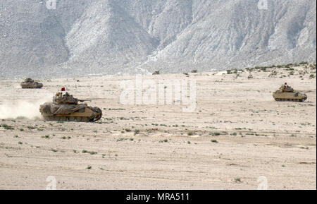 Bradley Kampffahrzeugen Crewed Charter von Soldaten mit Firma A, 2d-Battalion, 198Th Armored Regiment, Mississippi Army National Guard, bewegen Sie eine kombinierte Waffen Übung mit anderen Einheiten der 155 Brigade Combat Team, 30. Mai 2017 An der National Training Center, Fort Irwin, Kalifornien. (Mississippi National Guard Foto: Staff Sgt. Shane Hamann, 102 d Public Affairs Abteilung.) Stockfoto