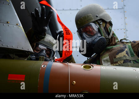 Us Air Force Senior Airman Jordanien Palomo, Links und US Air Force Staff Sgt. Charles Horton, 25 Aircraft Maintenance Unit Waffen laden Besatzungsmitglieder, sicher eine GBU-12 Paveway II A-10 Thunderbolt II während der vierteljährlichen Waffen laden crew Wettbewerb des 51. Wartung Gruppe am Osan Flughafen, der Republik Korea, 14. April 2017. Die Waffen laden Crew aus dem 25. und 36. AMUs und der New Jersey Air National Guard 177th Aircraft Maintenance Squadron konkurrierten Wer könnte Arm ihrer jeweiligen Flugzeug die schnellste, effizienteste und sicherste zu sehen. Stockfoto