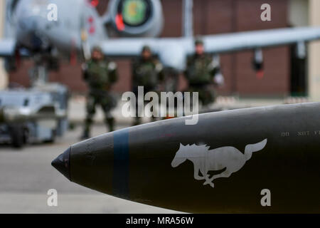 Ein 25 Aircraft Maintenance Unit Waffen laden Crew wartet in der Nähe ihrer Flugzeuge vor der vierteljährlichen 51 Instandhaltungsgruppe Waffen laden crew Wettbewerb am Osan Flughafen, der Republik Korea, 14. April 2017. Die Waffen laden Crew aus den beiden AMUs konkurrieren jedes Quartal für den ersten Platz, und in diesem Quartal wurden durch einen New Jersey Air National Guard 177th Aircraft Maintenance Squadron crew beigetreten. Stockfoto