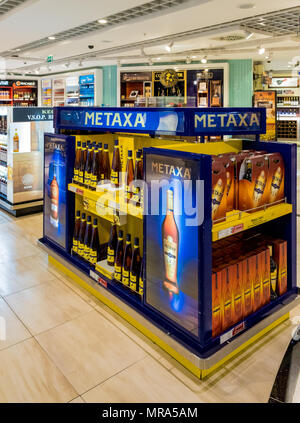 Larnaca, Zypern. Mai 2018. Ein Blick auf die duty free Alkohol am Flughafen Larnaca, Zypern verkauft. Stockfoto