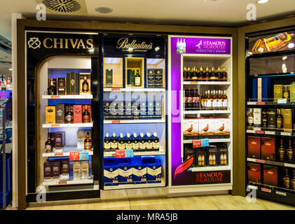 Larnaca, Zypern. Mai 2018. Ein Blick auf die duty free Alkohol am Flughafen Larnaca, Zypern verkauft. Stockfoto