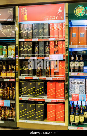 Larnaca, Zypern. Mai 2018. Ein Blick auf die duty free Alkohol am Flughafen Larnaca, Zypern verkauft. Stockfoto