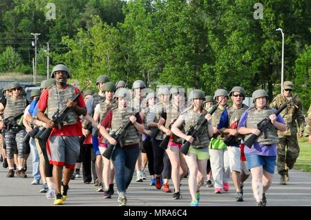 Behavioral Health-Fachleute aus der ganzen Commonwealth beteiligen eine Straße marschieren mit Schutzausrüstung und eine Waffe bei Wendell H. Ford Regional Training Center in Greenville, Kentucky, 17 Mai, im Rahmen einer 72-Stunden Militärkultur Erfahrung zur Unterstützung Betrieb eintauchen. (US Army National Guard Foto von Olivia Burton, Kentucky Guard Familie Programme) Stockfoto