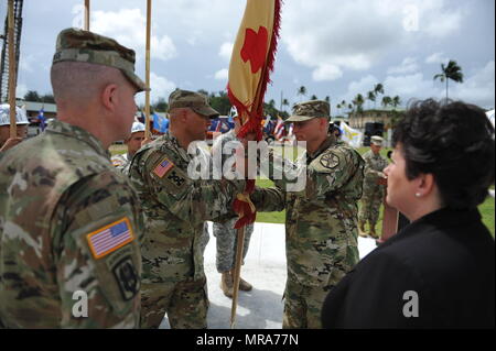 Command Sergeant Major Luis A. Rosario Velez die Farben an den scheidenden Kommandeur übergibt, statt Oberst Michael T. Harvey während der US-Armee Garnison Fort Buchanan Change of Command-Zeremonie im Soldaten Plaza auf Fort Buchanan, Mai 31 Stockfoto
