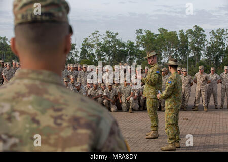 AUSTRALIAN ARMY BASE ROBORTSON KASERNEN, Darwin - Brig. Gen. Ben James, 1. Brigade Commander, Australian Defence Force, spricht mit dem Service Mitglieder, die in der Übung südlichen Jackaroo 2017 während einer Abschlussveranstaltung teilgenommen haben, 1. Juni 2017. Südliche Jackaroo 2017 war ein multi-laterale kombinierte Waffen training Tätigkeit zwischen den US-Marines, der Australischen Armee, die US-Armee und Japan Masse Verteidigung-kraft, die Teilnehmer zu schulen und zu militärischen Taktiken teilen. (U.S. Marine Corps Foto von Lance Cpl. Damion Luke Jr) Stockfoto