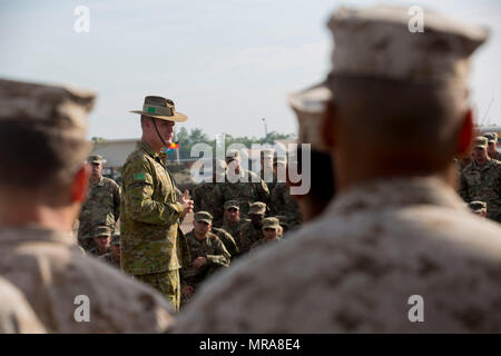 AUSTRALIAN ARMY BASE ROBORTSON KASERNEN, Darwin - Brig. Gen. Ben James, 1. Brigade Commander, Australian Defence Force, spricht mit dem Service Mitglieder, die in der Übung südlichen Jackaroo 2017 während einer Abschlussveranstaltung teilgenommen haben, 1. Juni 2017. Südliche Jackaroo 2017 war ein multi-laterale kombinierte Waffen training Tätigkeit zwischen den US-Marines, der Australischen Armee, die US-Armee und Japan Masse Verteidigung-kraft, die Teilnehmer zu schulen und zu militärischen Taktiken teilen. (U.S. Marine Corps Foto von Lance Cpl. Damion Luke Jr) Stockfoto