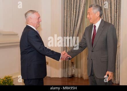 170602-N-OU 129-009 Singapur (2. Juni 2017) Verteidigungsminister Jim Mattis grüßt der Premierminister von Singapur, Lee Hsien Loong im Istana in Singapur während der Shangri-La-Dialog 2017 Juni 2. Das Shangri-La Dialog, die jährlich von der unabhängige think tank gehalten, dem Internationalen Institut für Strategische Studien (IISS) ist ein inter-Governmental Security Forum die von Verteidigungsminister und Vertreter aus mehr als 50 Nationen besucht wird. (U.S. Marine Foto von Mass Communication Specialist 2. Klasse Josua Fulton/Freigegeben) Stockfoto