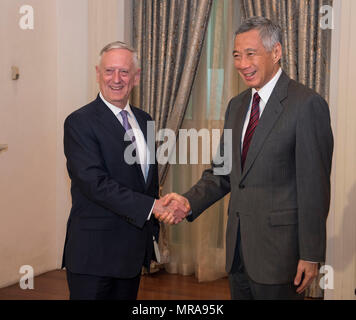 170602-N-OU 129-020 Singapur (2. Juni 2017) Verteidigungsminister Jim Mattis grüßt der Premierminister von Singapur, Lee Hsien Loong im Istana in Singapur während der Shangri-La-Dialog 2017 Juni 2. Das Shangri-La Dialog, die jährlich von der unabhängige think tank gehalten, dem Internationalen Institut für Strategische Studien (IISS) ist ein inter-Governmental Security Forum die von Verteidigungsminister und Vertreter aus mehr als 50 Nationen besucht wird. (U.S. Marine Foto von Mass Communication Specialist 2. Klasse Josua Fulton/Freigegeben) Stockfoto