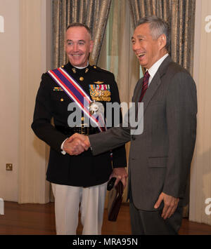 170602-N-OU 129-028 Singapur (2. Juni 2017) Vorsitzende des Generalstabs General Joseph Dunford grüßt der Premierminister von Singapur, Lee Hsien Loong im Istana in Singapur während der Shangri-La-Dialog 2017 Juni 2. Das Shangri-La Dialog, die jährlich von der unabhängige think tank gehalten, dem Internationalen Institut für Strategische Studien (IISS) ist ein inter-Governmental Security Forum die von Verteidigungsminister und Vertreter aus mehr als 50 Nationen besucht wird. (U.S. Marine Foto von Mass Communication Specialist 2. Klasse Josua Fulton/Freigegeben) Stockfoto