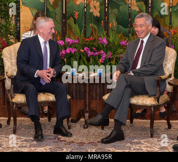 170602-N-OU 129-045 Singapur (2. Juni 2017) Verteidigungsminister Jim Mattis trifft sich mit der Premierminister von Singapur, Lee Hsien Loong im Istana in Singapur während der Shangri-La-Dialog 2017 Juni 2. Das Shangri-La Dialog, die jährlich von der unabhängige think tank gehalten, dem Internationalen Institut für Strategische Studien (IISS) ist ein inter-Governmental Security Forum die von Verteidigungsminister und Vertreter aus mehr als 50 Nationen besucht wird. (U.S. Marine Foto von Mass Communication Specialist 2. Klasse Josua Fulton/Freigegeben) Stockfoto