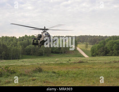 Kapitän Kris Halvorson, ein Pilot mit dem ersten Angriff Reconaissance Bataillon, 501St Aviation Regiment, 1st Armored Division, landet ein AH-64D Apache longbow am Joint Multinational Readiness Training Center, Hohenfels, Deutschland, 2. Juni 2017. Die Soldaten waren die Durchführung einer Vorwärts Bewaffnung und Tanken Punkt erweiterte Manöver Ausbildung Lane als Teil des kombinierten Lösen VIII, eine Übung mit mehr als 3.400 Teilnehmern aus zehn NATO-Staaten zusammen, um die Bereitschaft und die Interoperabilität zu verbessern. (U.S. Army National Guard Foto von Sgt. Zane Craig) Stockfoto