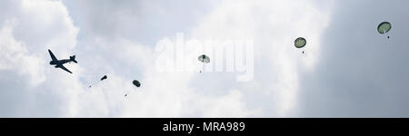 D-Day reenactors führen Sie einen Fallschirm drop entlang Purple Heart Lane aus einem Jahrgang C-47 Skytrain in Carentan, Frankreich, am 2. Juni 2017. Purple Heart Lane ist ein Spitzname für die Autobahn N 13 von amerikanischen Soldaten und Historiker zu einem Schlachtfeld, auf dem Oberstleutnant Robert G. Cole und seine Truppen der Luftlandedivision während der Schlacht in der Normandie im Zweiten Weltkrieg kämpfte kennzeichnen Dieses Ereignis erinnert an den 73. Jahrestag des D-Day, dem größten multi-nationalen amphibische Landung und operativen militärischen Airdrop in der Geschichte, und hebt die USA "unerschütterlichen Verpflichtung gegenüber den europäischen Verbündeten und partne Stockfoto