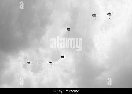 D-Day reenactors führen Sie einen Fallschirm drop entlang Purple Heart Lane aus einem Jahrgang C-47 Skytrain in Carentan, Frankreich, am 2. Juni 2017. Purple Heart Lane ist ein Spitzname für die Autobahn N 13 von amerikanischen Soldaten und Historiker zu einem Schlachtfeld, auf dem Oberstleutnant Robert G. Cole und seine Truppen der Luftlandedivision während der Schlacht in der Normandie im Zweiten Weltkrieg kämpfte kennzeichnen Dieses Ereignis erinnert an den 73. Jahrestag des D-Day, dem größten multi-nationalen amphibische Landung und operativen militärischen Airdrop in der Geschichte, und hebt die USA "unerschütterlichen Verpflichtung gegenüber den europäischen Verbündeten und partne Stockfoto