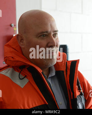 Rep. Tom MacArthur lernt in Schutzausrüstung vor dem Beginnen mit einer Crew von der Coast Guard Station Dahab, New Jersey anziehen, ihn mit den operativen Bereich der Station und lebensrettende Routinen vertraut zu machen, 14. April 2017. Us-Küstenwache Stockfoto