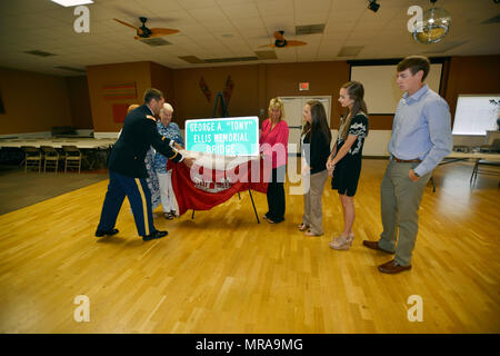 Die Familie von Tony Ellisi enthüllt ein neues Zeichen, das seinen Namen trägt. Die US Highway 62 Brücke über dem Tennessee River unterhalb Kentucky Dam wurde wieder in Erinnerung und zu Ehren des ehemaligen US-Armee Korps der Ingenieure Kentucky Lock Resident Engineer George A. (Tony) Ellis 30. Mai 2017 genannt. Stockfoto