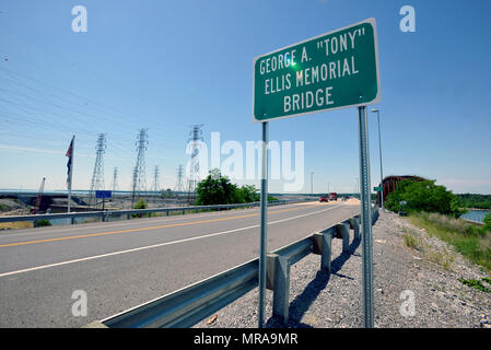 Die US Highway 62 Brücke über dem Tennessee River unterhalb Kentucky Dam wurde wieder in Erinnerung und zu Ehren des ehemaligen US-Armee Korps der Ingenieure Kentucky Lock Resident Engineer George A. (Tony) Ellis Dienstag genannt. Stockfoto