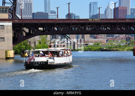 Die River Tour boot Innisfree Durchführung Touristen auf dem Chicago River südlich der Innenstadt. Stockfoto