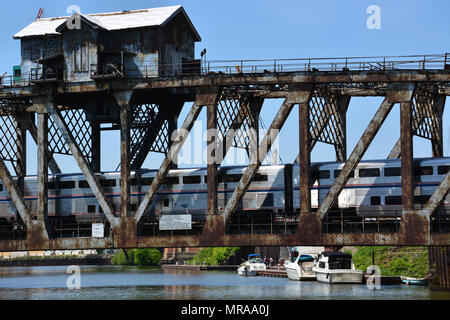 Eine Amtrack Bahnhof kreuzt den Chicago River auf der Canal Street railroad lift Bridge. Stockfoto