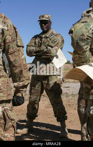 Us-Armee SPC. John Baptist Lubwama, zu der 7- Signal (Theater), 106 Signal Brigade zugewiesen ist, stellt sich für ein Portrait in einer Reihe am Fort Huachuca, Az, 12. Mai 2017. Lubwama teilgenommen haben, sich in Waffen" zu helfen, für die 2017 NETCOM Befehl besten Krieger Wettbewerb vorzubereiten. (U.S. Armee Foto von SPC. Quitte C. Amas) Stockfoto